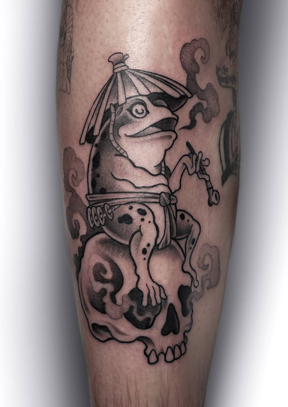 tatouage grenouille sur crane