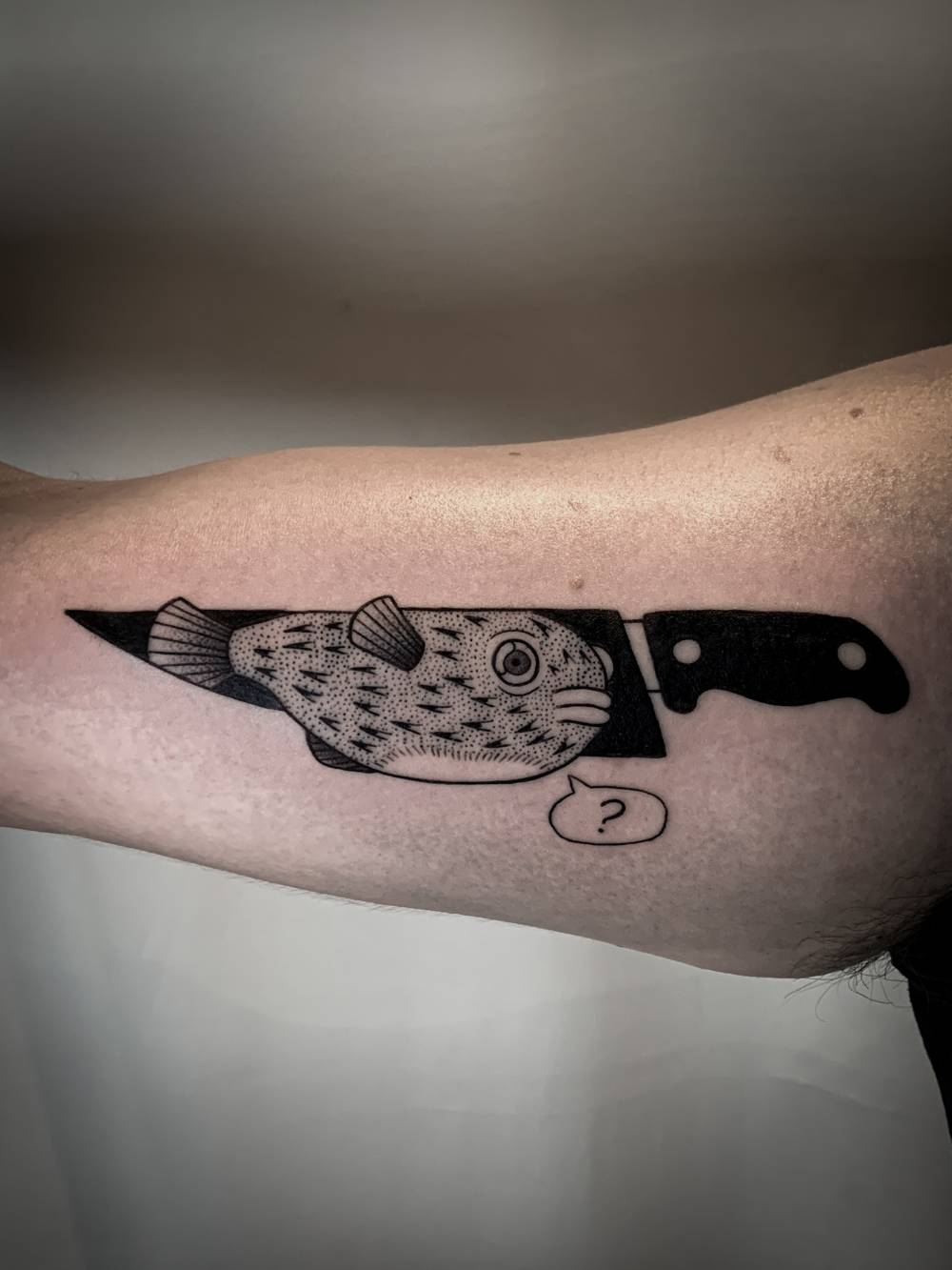 tatouage couteau avec poisson pierre