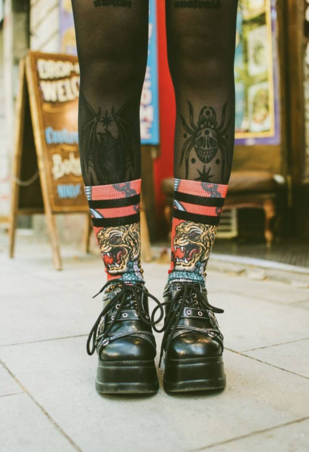 chaussette rouge avec tigre