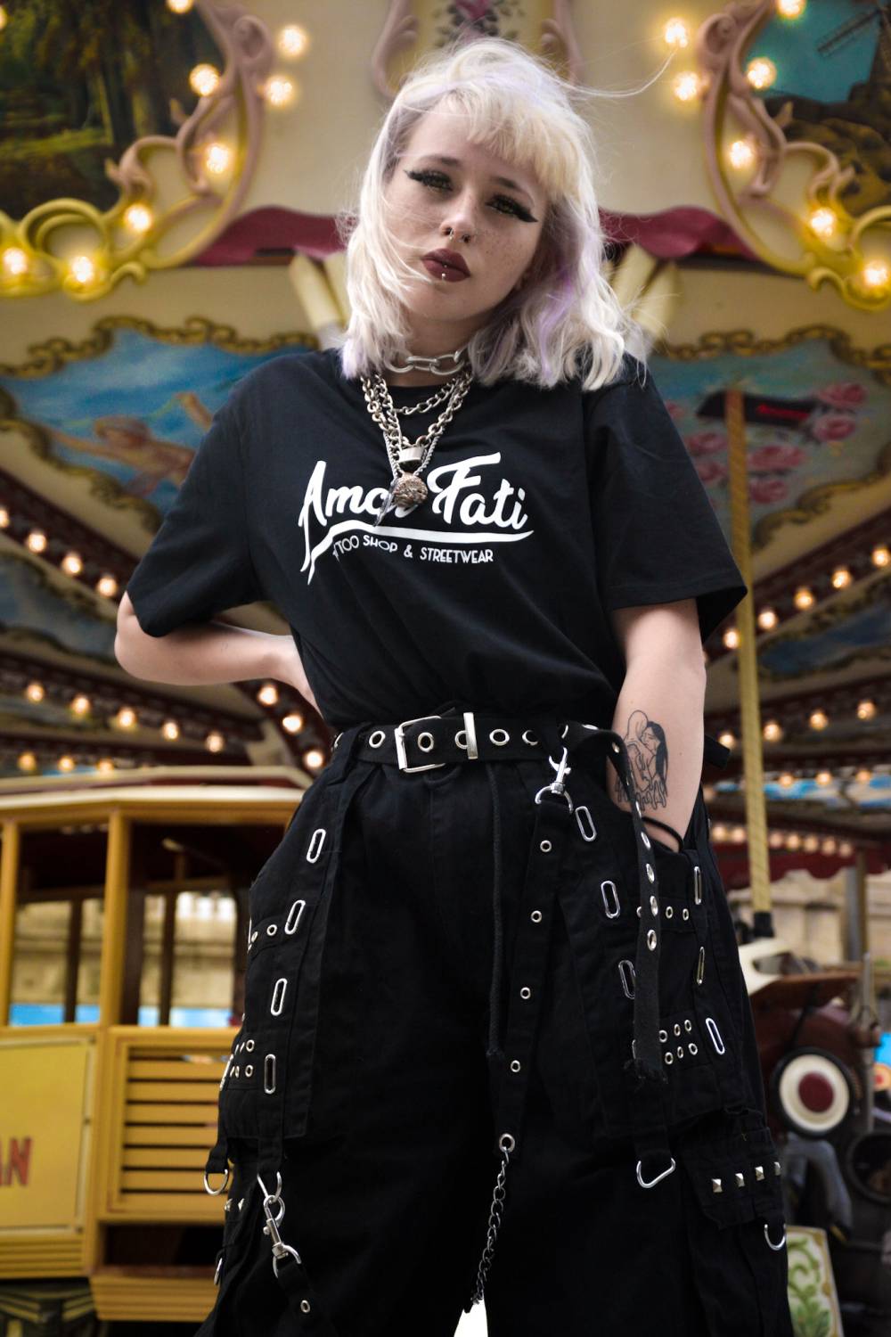 model avec les accessoirs AMOR FATI