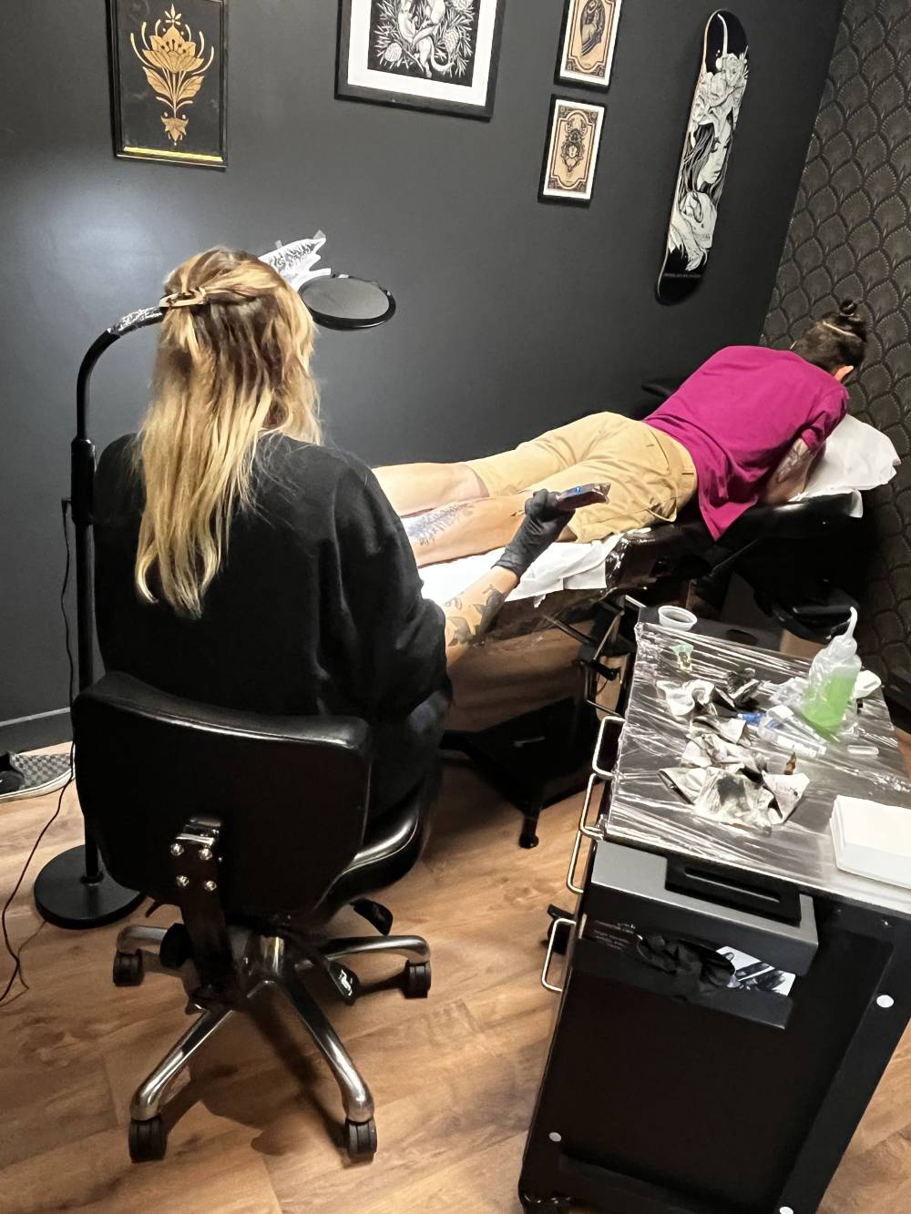 salle pour les tatouage, tatouage aux mollet en cours